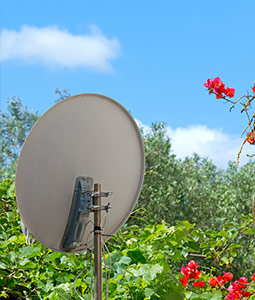 Instalacja anteny DVB-T2 na elewacji budynku w Gdyni